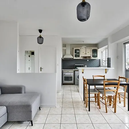 Balcony, Private Parking And Quiet Apartamento